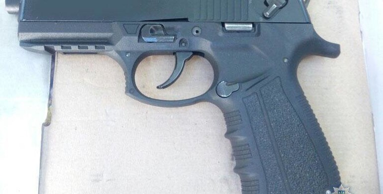 18-річного юнака з Рівненщини затримали за продажем пістолета